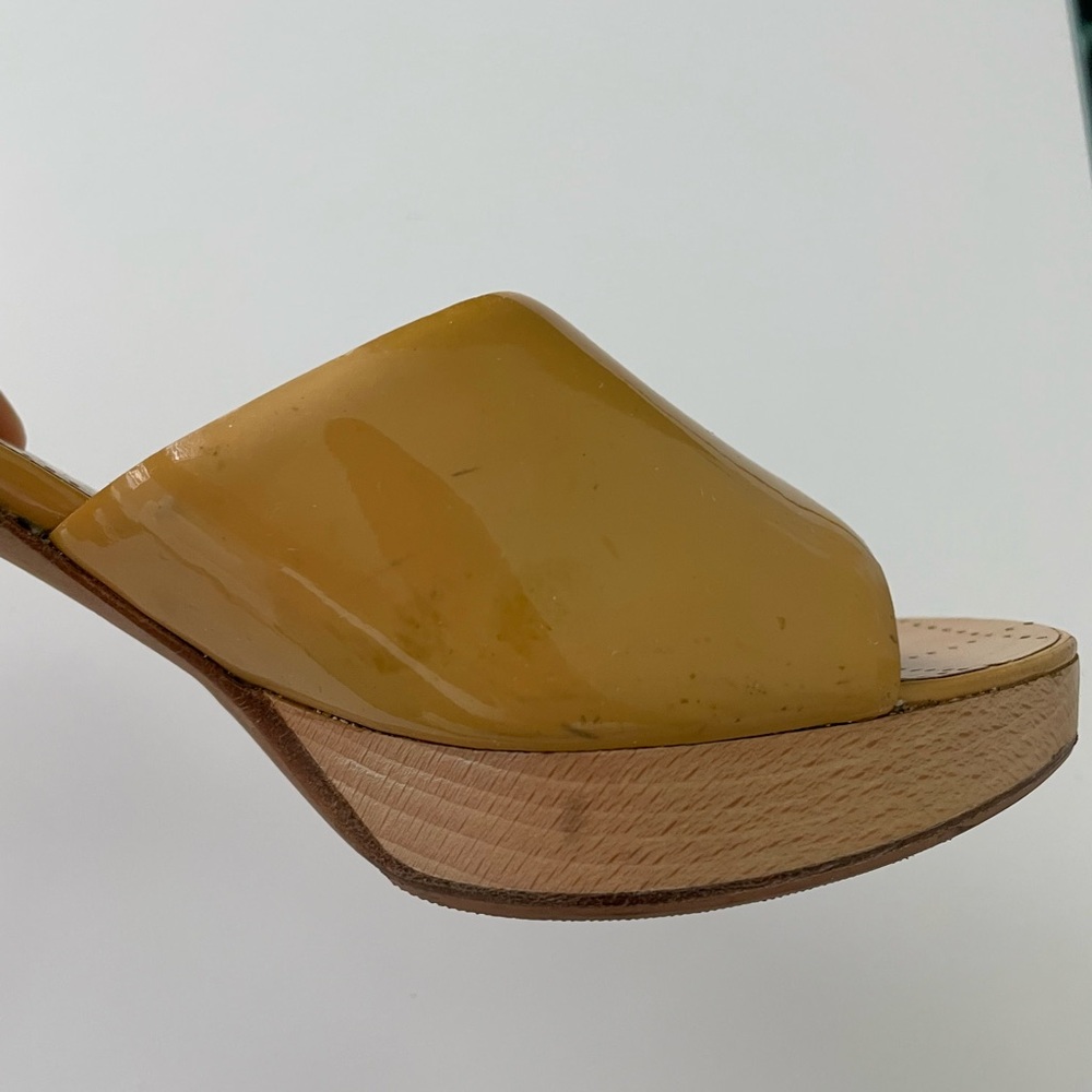 CHANEL DIRTY YELLOW PATENT LEATHER HEEL SLIDES US 9 - Picture 12 of 16